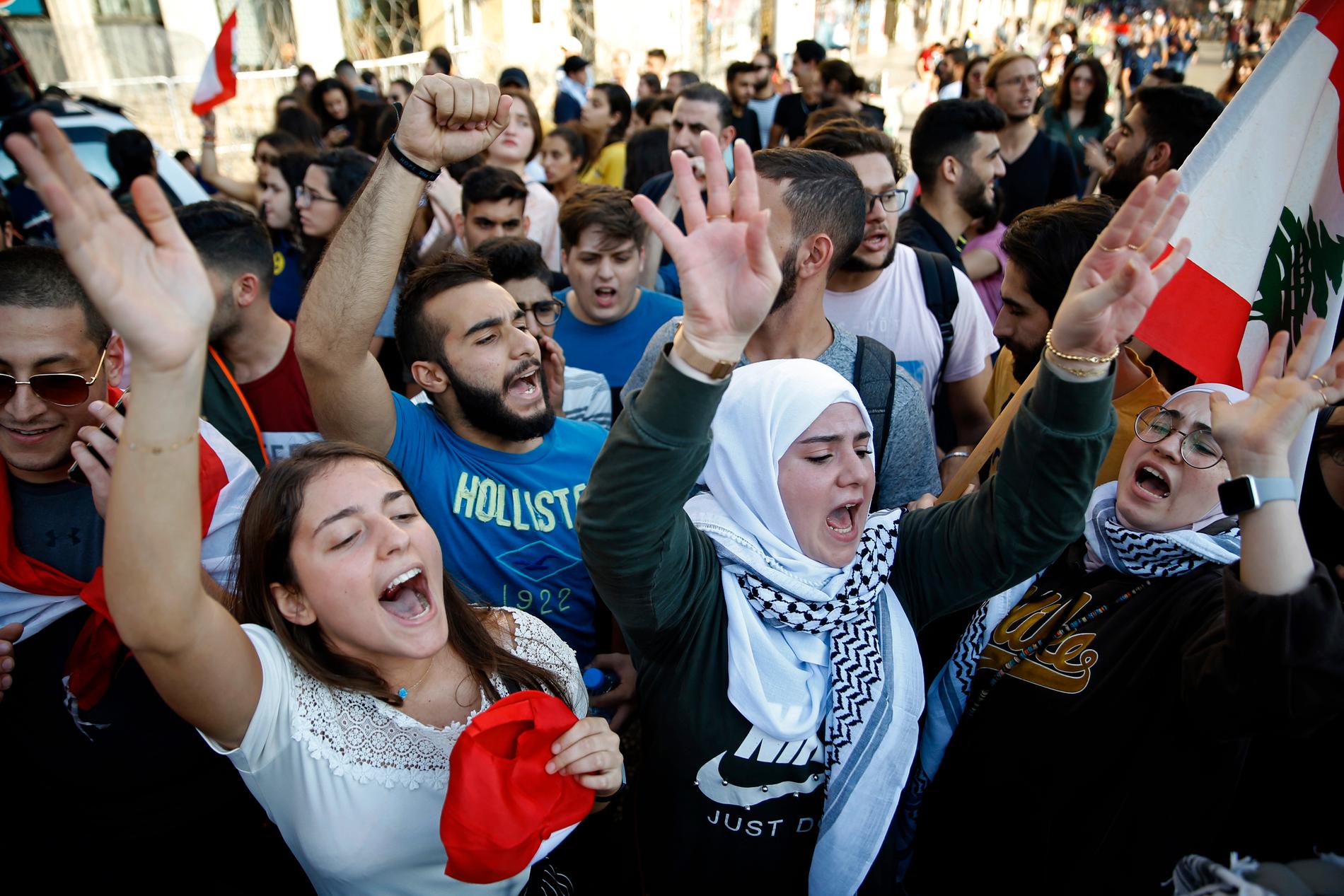 Universitetsstudenter i Beirut demonstrerar på tisdagen.