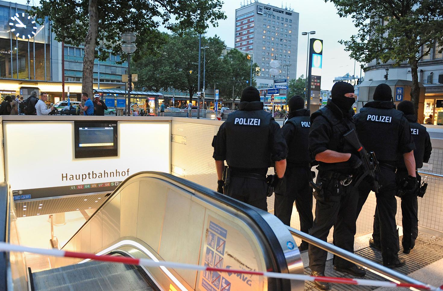 Polisens insatsstyrka vid centralstationens tunnelbana i München.