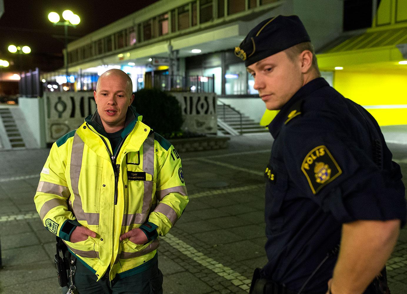 När Aftonbladet är med Tony på platsen kommer polisen Joel Dalerstedt fram.