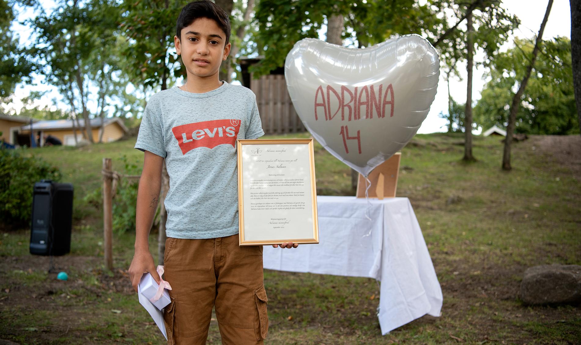 Jonas Salman, 12, fick ta emot elevstipendiet i år. Han berättar att han inte känner sig trygg efter mordet.