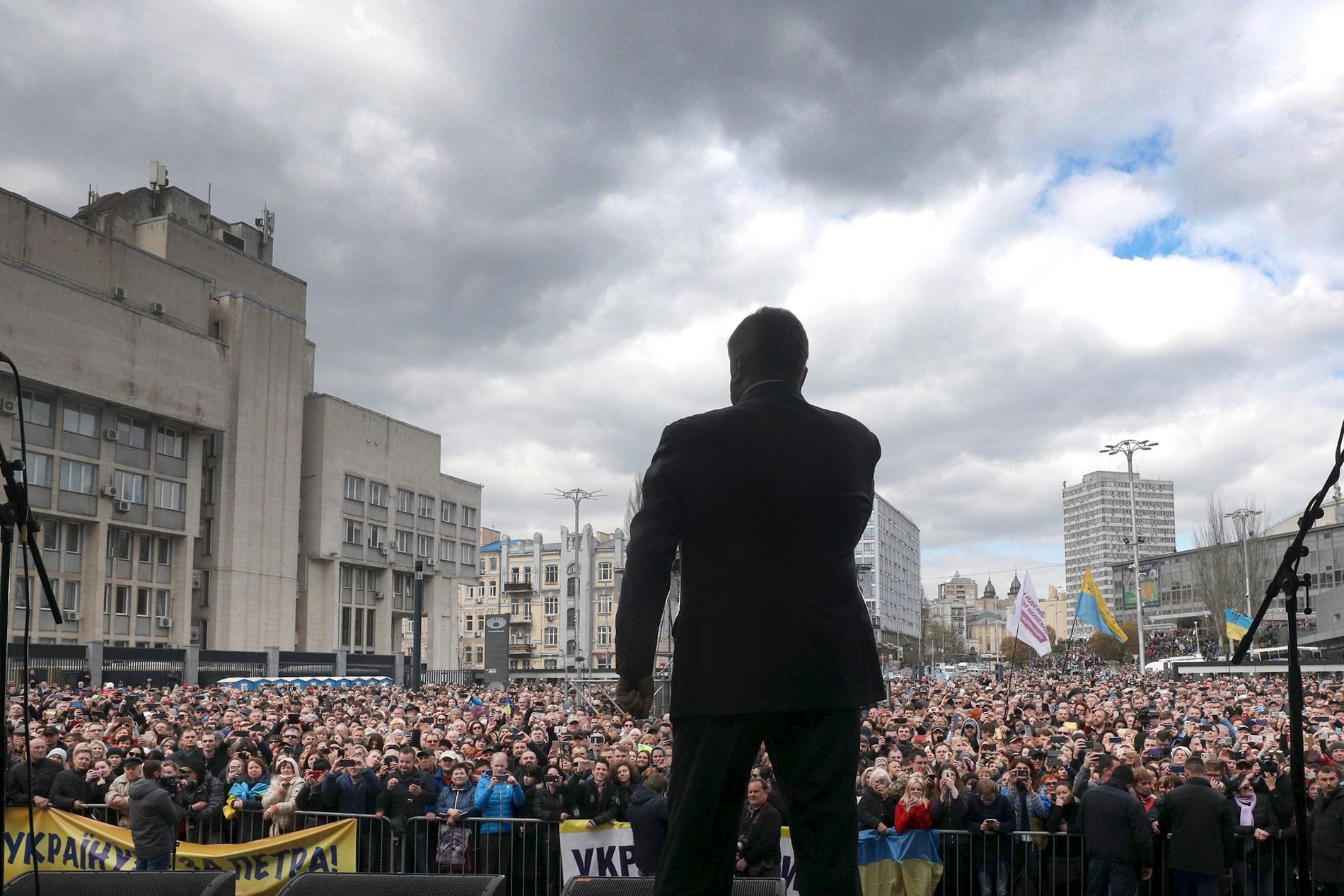 Ukrainas sittande president Petro Porosjenko talar på en sportarena i huvudstaden Kiev.