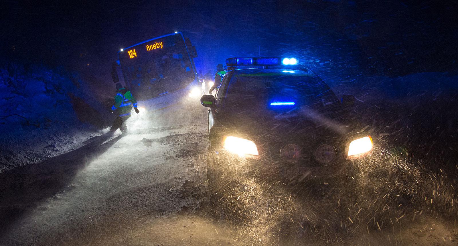 Linjebuss 124 körde vid 19-tiden av vägen i det svåra väglaget vid Järsnäs på väg 132. I bussen färdades enligt polisen ett 15-tal resenärer. 
Inga kända personskador. Ersättningsbuss fick sättas in, så resenärerna kunde resa vidare mot Aneby.