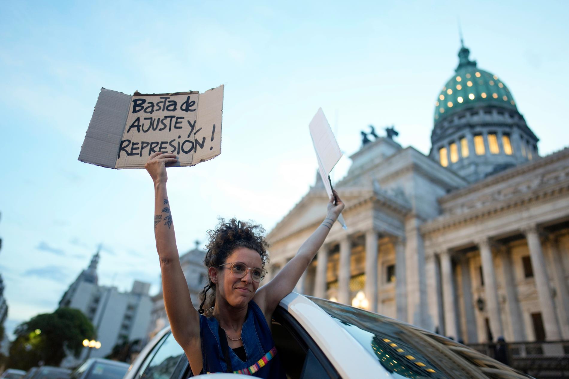 Mileis lagförslag har utlöst stora demonstrationer, här i form av en bilkortege utanför kongressen i Buenos Aires.