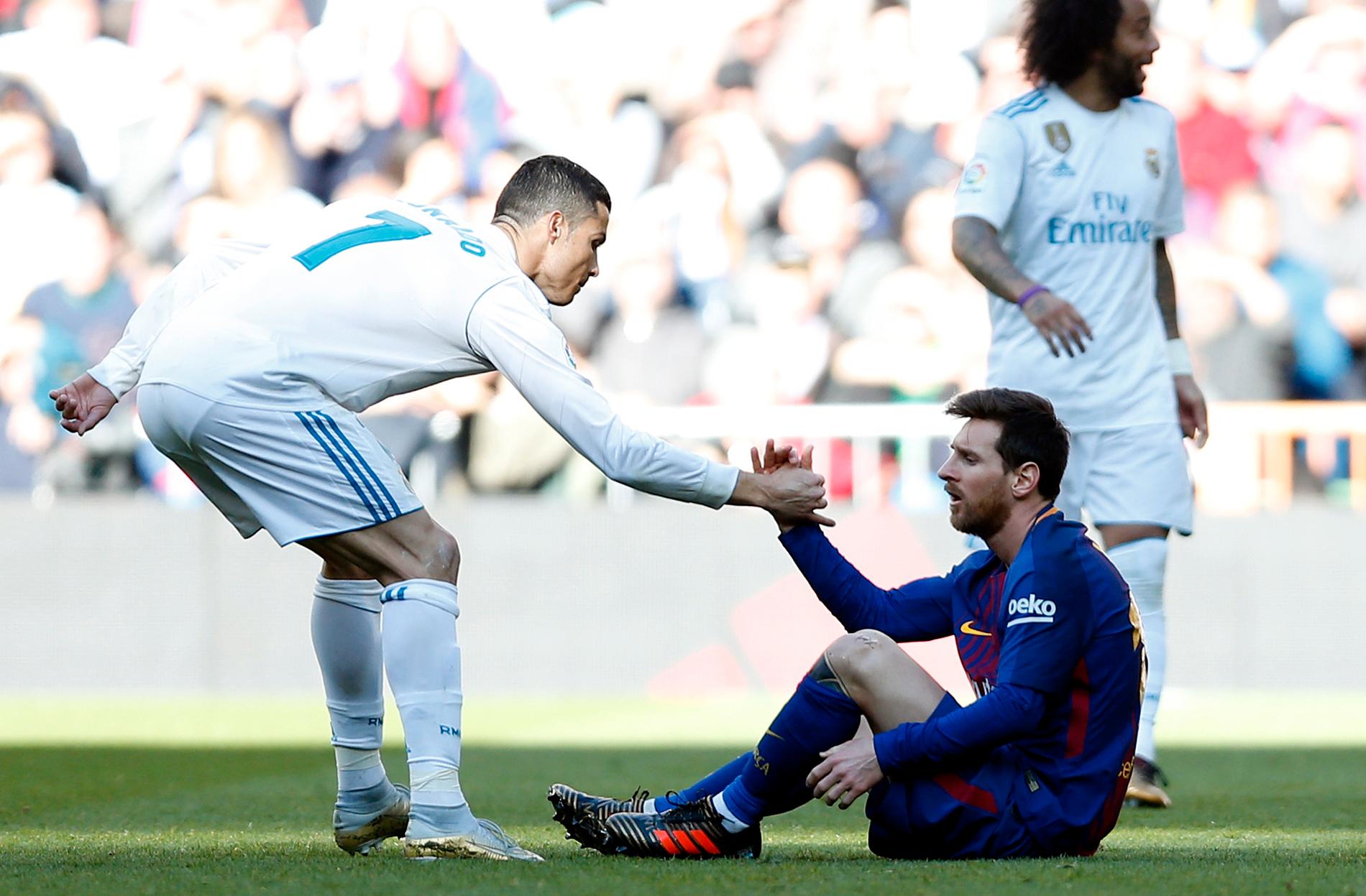 Real Madrids Cristiano Ronaldo och Barcelonas Lionel Messi bildar anfallspar i Årets lag i Europa. Arkivbild.