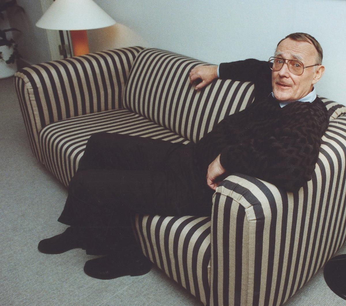 I FÅNGARNAS SOFFA Ingvar Kamprad i den klassiska Klippan-soffan som tillverkades med hjälp av politiska fångar i den östtyska staden Waldheim.