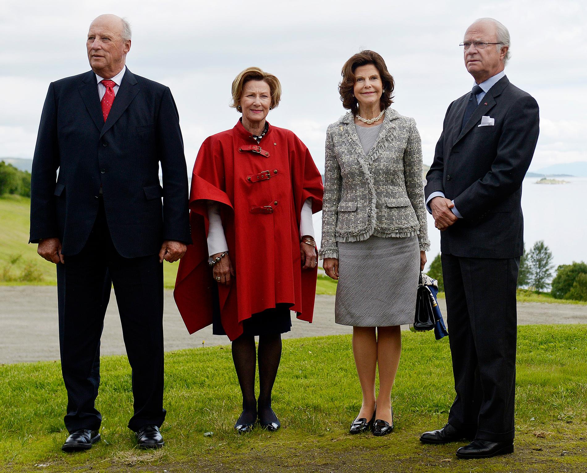Från norska kungahuset kommer bland andra kung Harald och drottning Sonja.