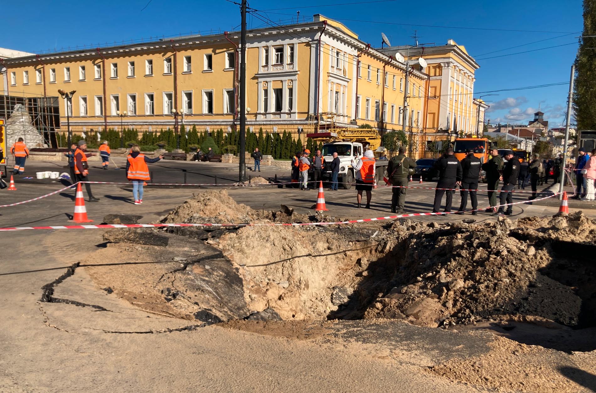 ”Mycket viktiga militära byggnader” träffades enligt Vladimir Putin. I själva verket var alla hus kring nedslagsplatsen på Taras Sjevtjenko-boulevarden civila.