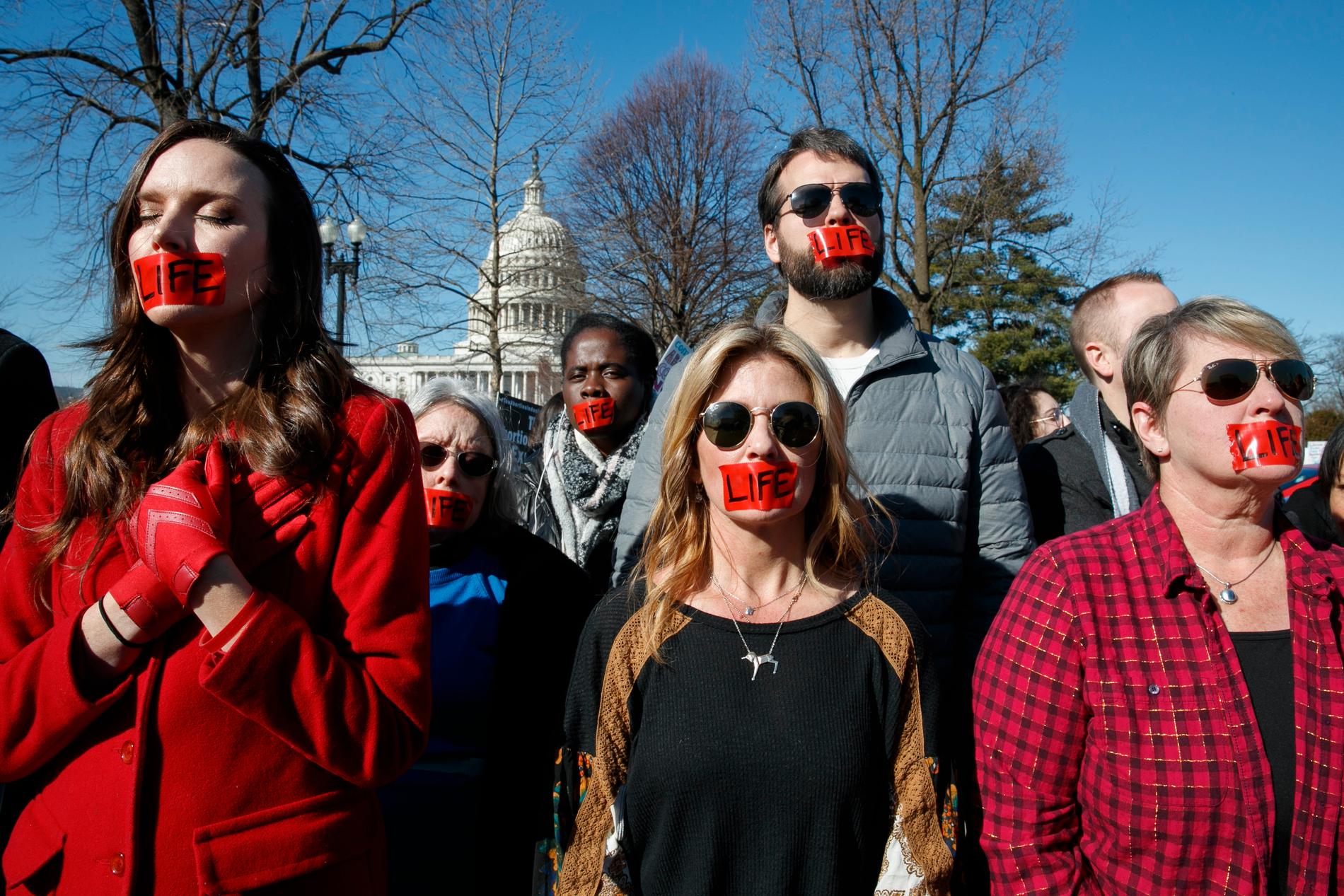 Abortfrågan delar USA. På bilden demonstrerar abortmotståndare utanför Högsta domstolen i Washington DC. Arkivbild.