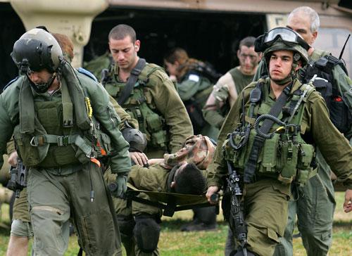 En skadad soldat bärs av helikoptern efter han skadats i en militär-attack i norra Gaza under lördagsmorgonen.