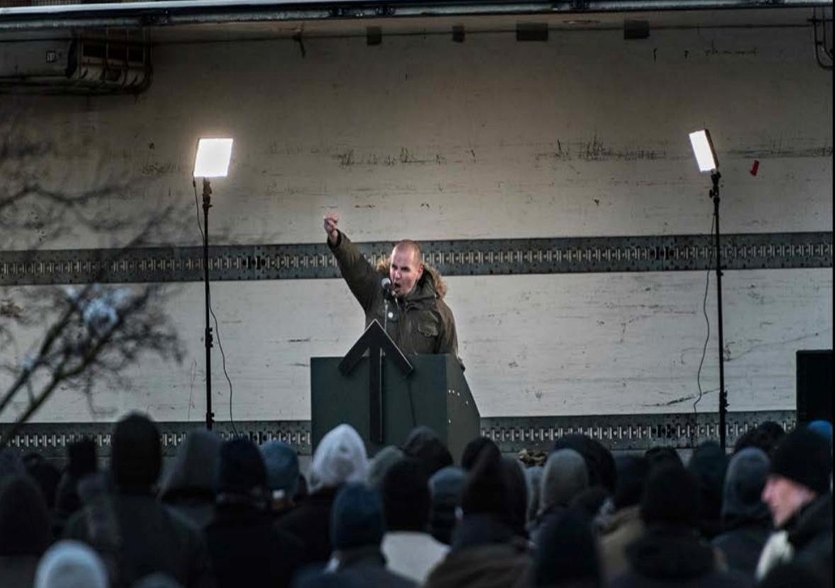 Simon Lindberg, Nordiska motståndsrörelsens ledare, under ett tal på Mynttorget i Gamla stan, Stockholm den 12 november 2016.