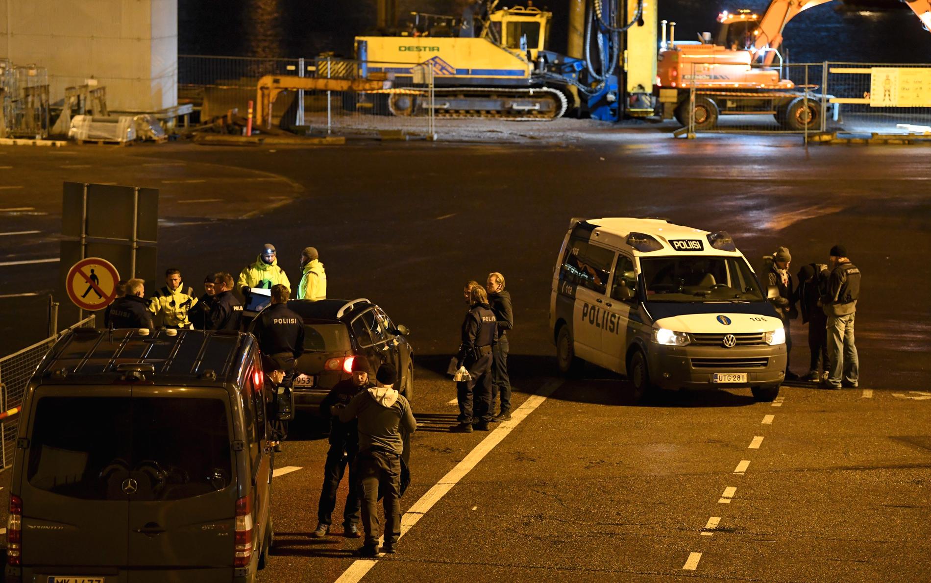 Under fredagseftermiddagen genomförde polisen en stor insats vid Silja-terminalen i Helsingfors. 