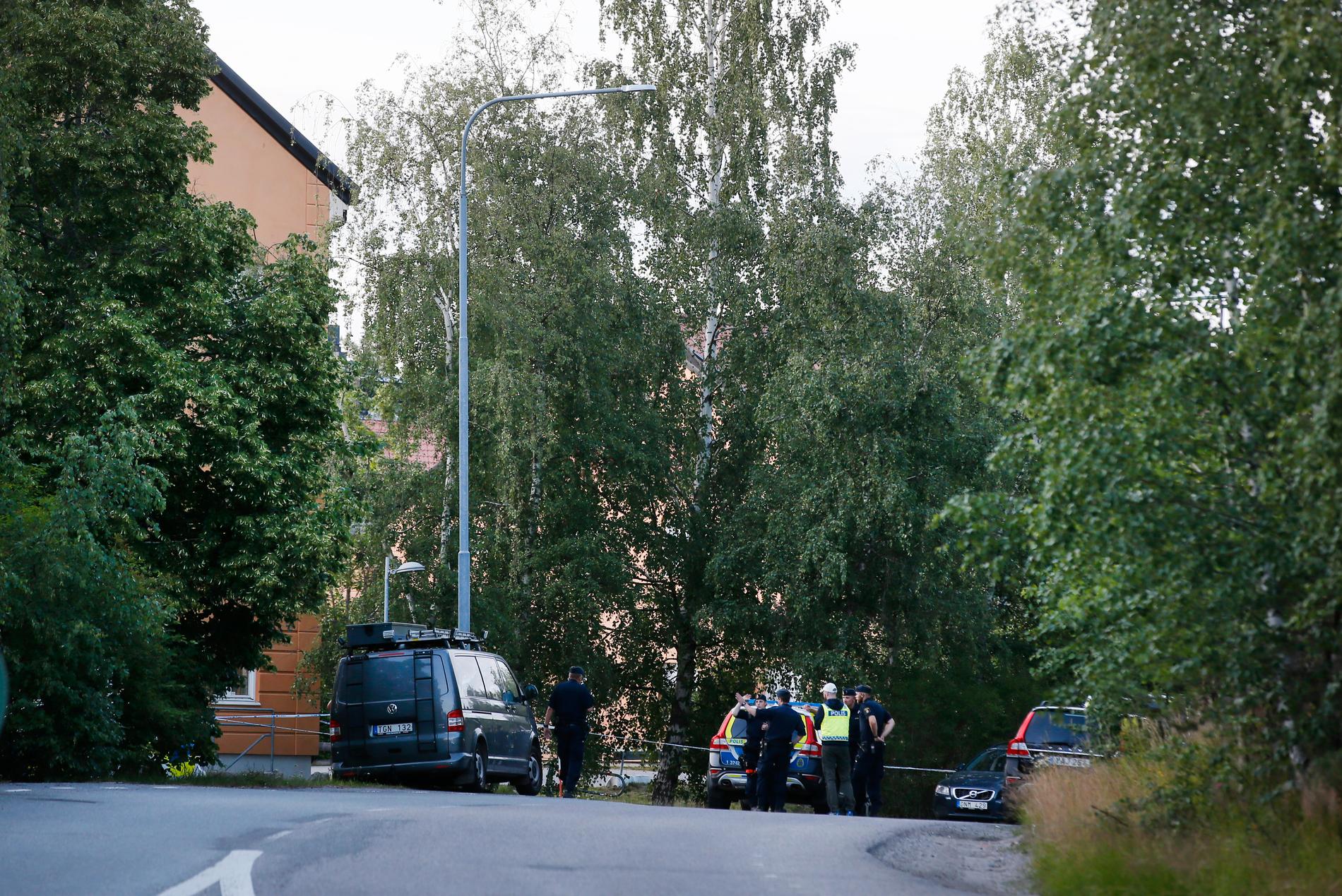 En man har skadats allvarligt efter att han blivit skjuten i Tullinge utanför Stockholm.