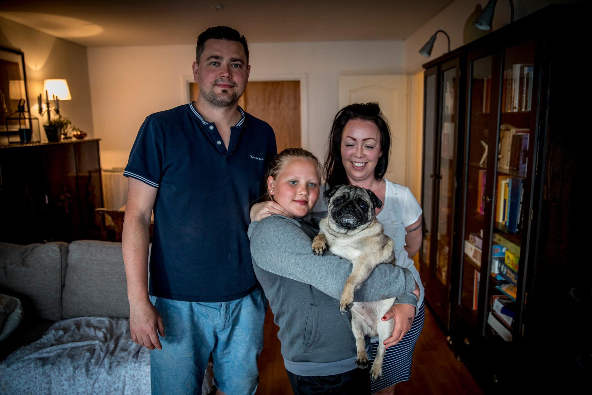 Marie, 38, Kevin, 38 och Elise, 10, här tillsammans med familjens hund – mopsen Becky.