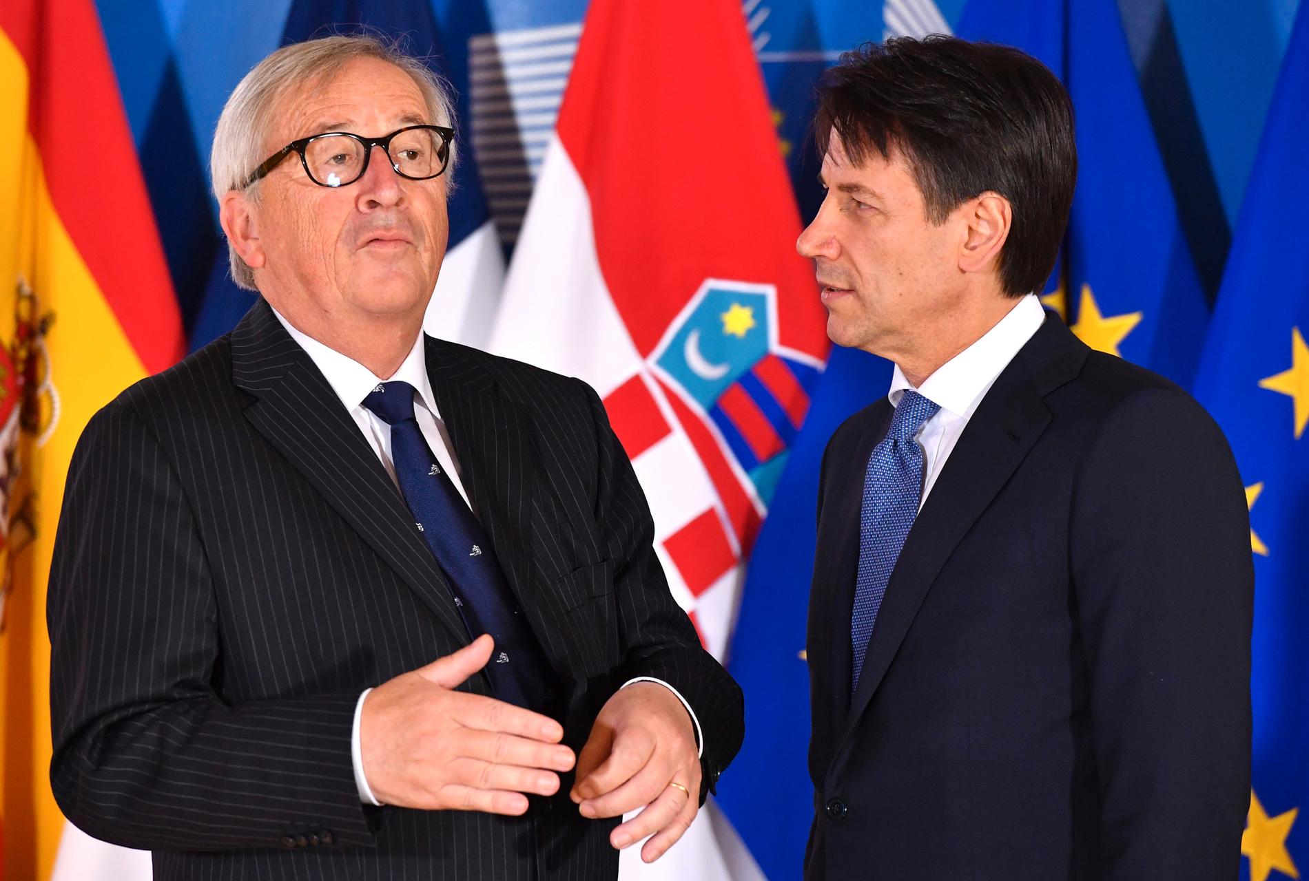 EU-kommissionens ordförande Jean-Claude Juncker och Italiens premiärminister Giuseppe Conte vid ett möte i Bryssel i somras. Arkivfoto.