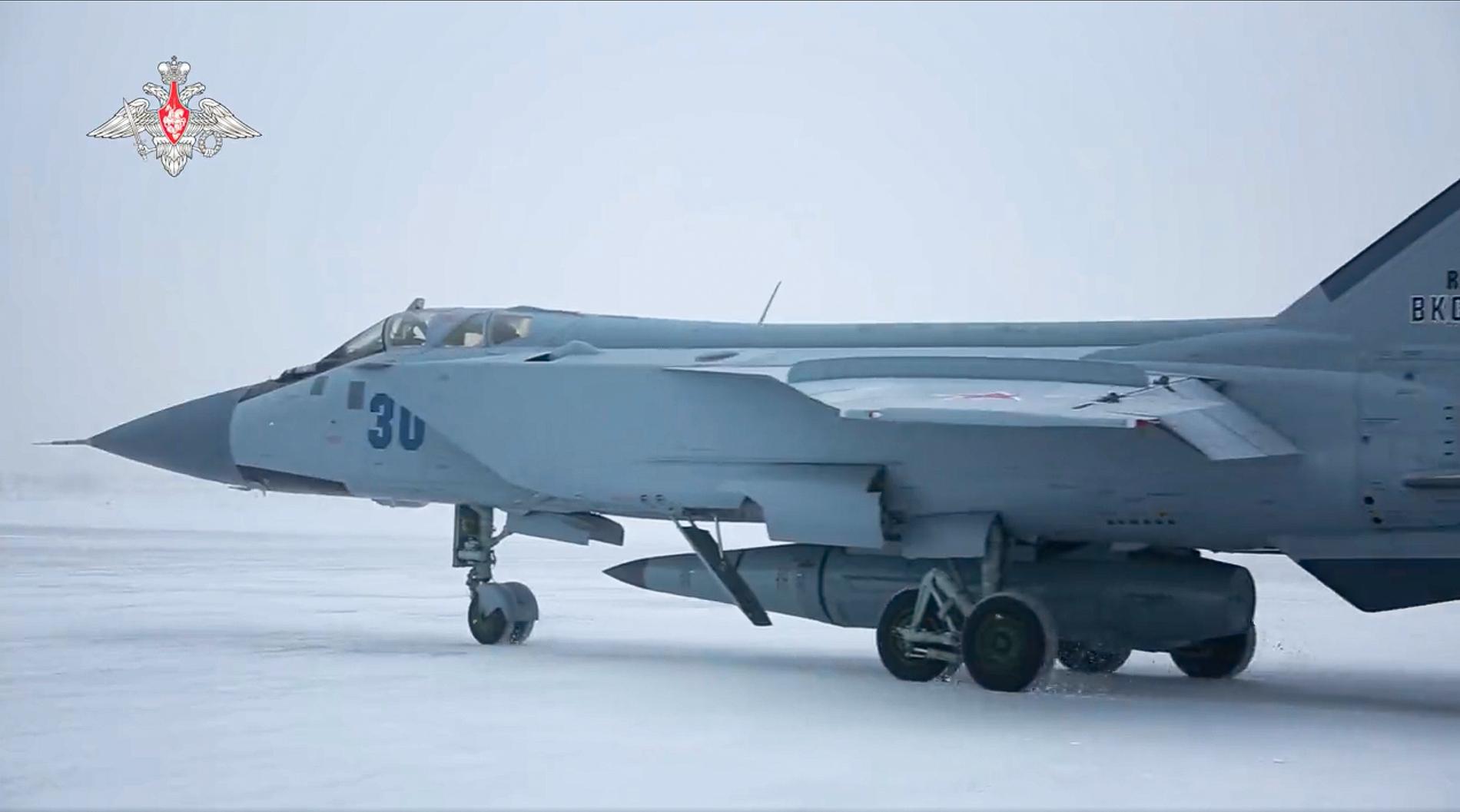 Fotot visar ett ryskt stridsflygplan som bär en hypersonisk stridsrobot. Arkivbild.