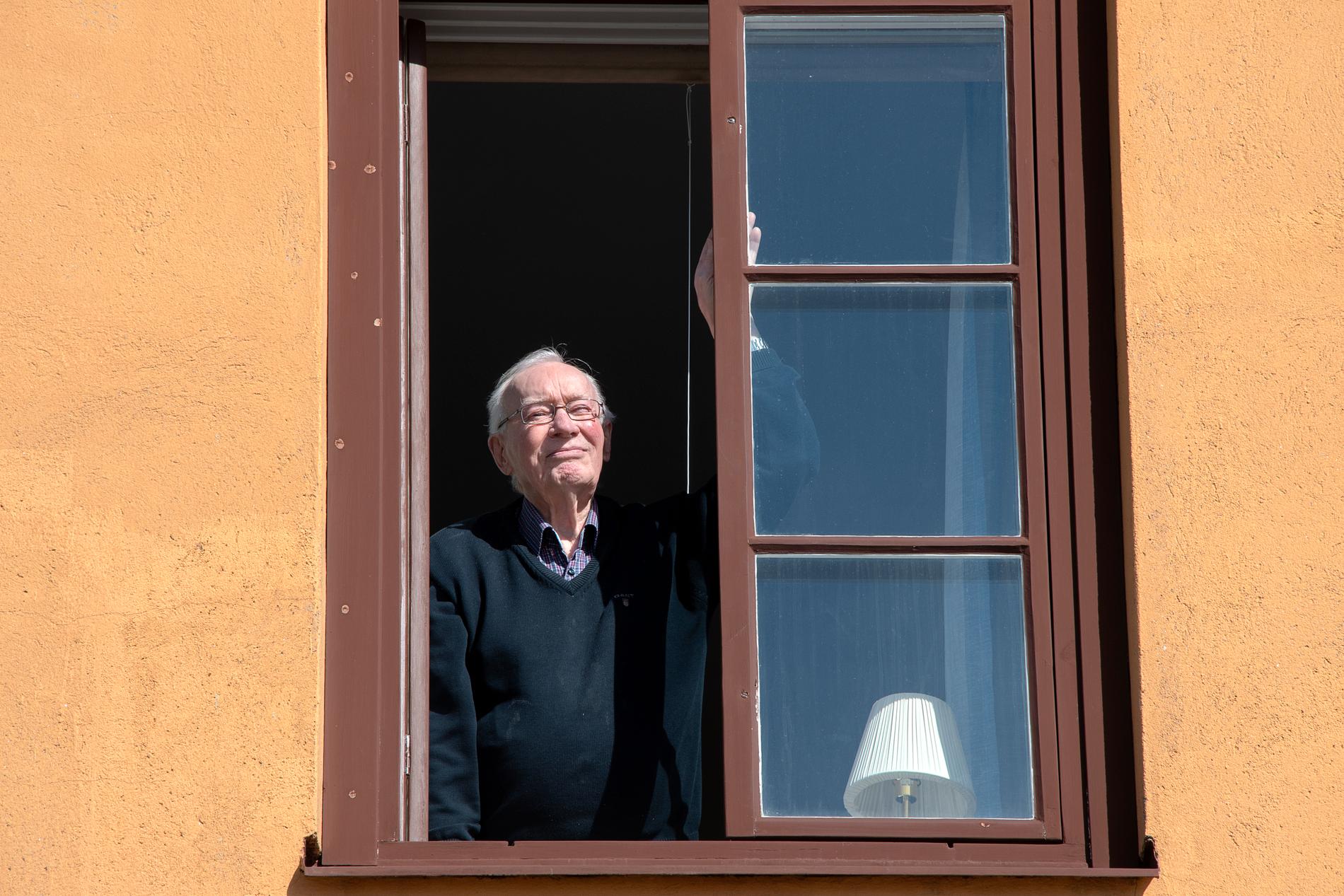 Ragnar Persson har bott granne med Gröna Lund i 50 år. Han håller sig isolerad i lägenheten i väntan på sin andra vaccinspruta.