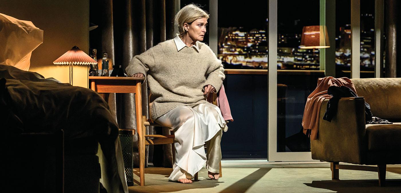 Lena Endre i Jean Cocteaus monodrama ”Vox humana” på Dramaten.