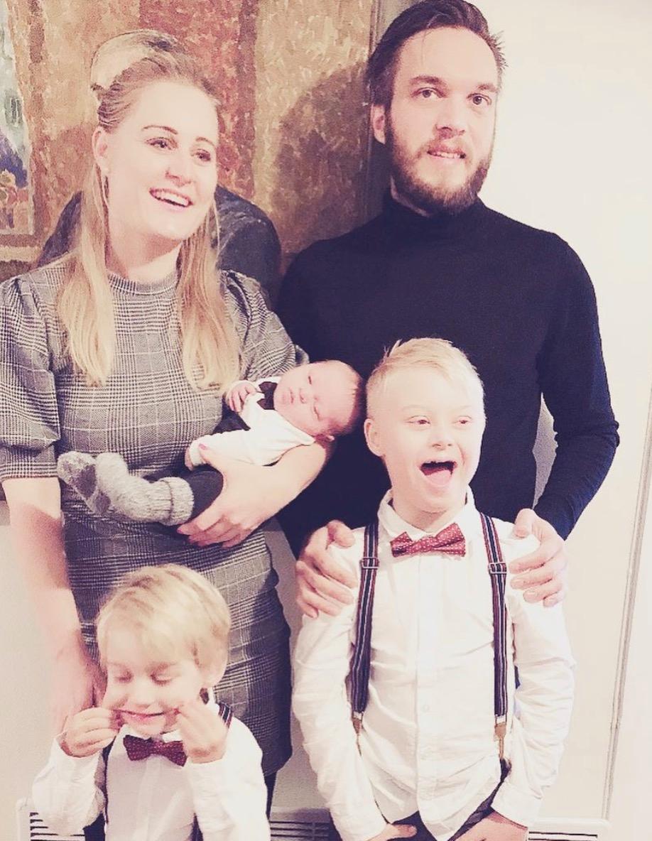 Emily och Fredrik med sina barn.