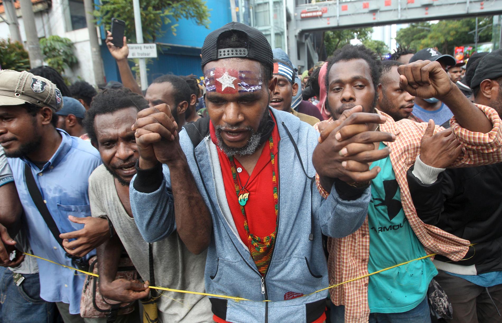 Aktivister från gruppen "Befria Papua" demonstrerar i Indonesien i lördags.