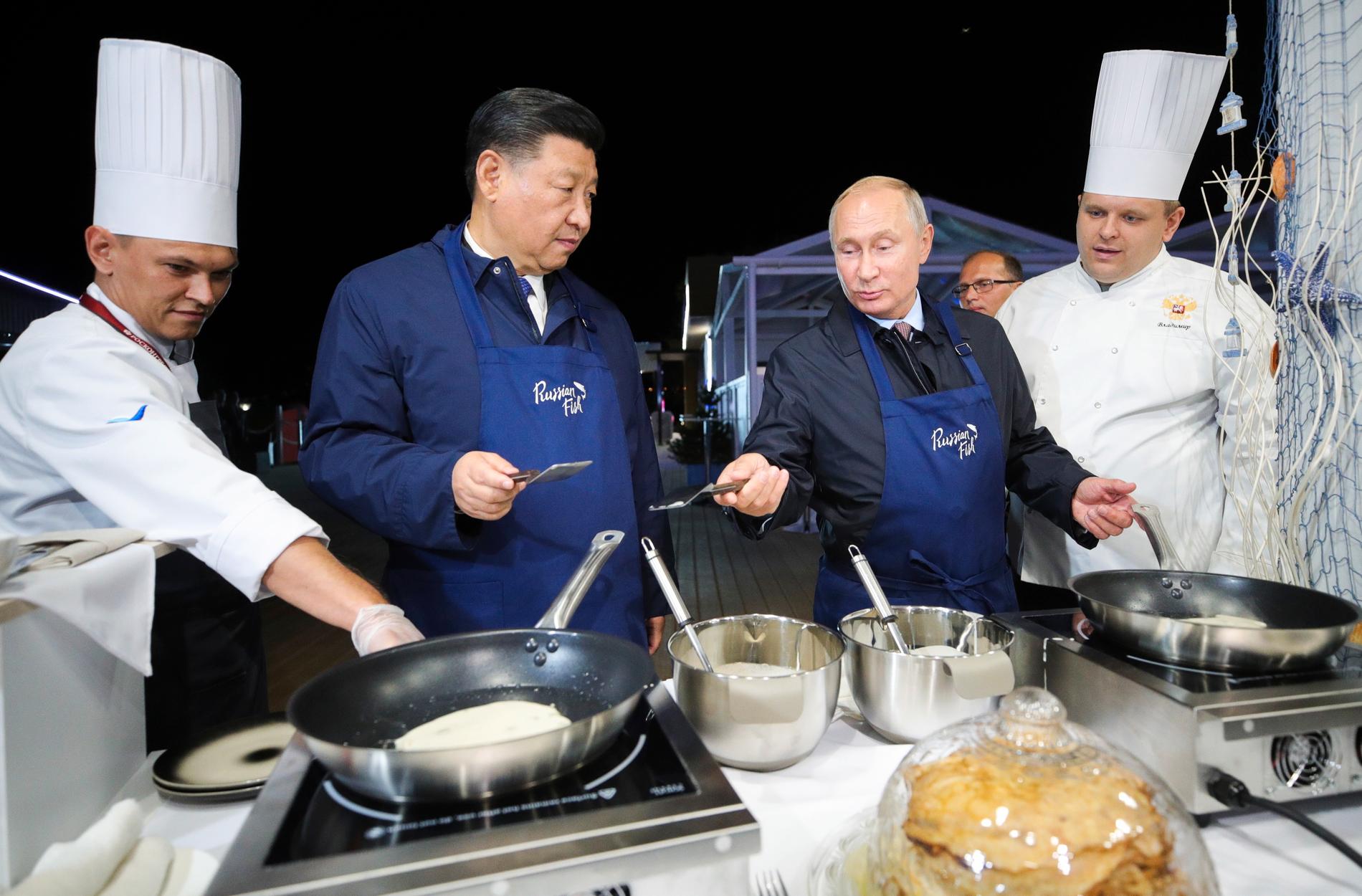 Kinas president Xi Jinping och Rysslands president Vladimir Putin steker pannkakor på ett ekonomiskt toppmöte i ryska Vladivostok.