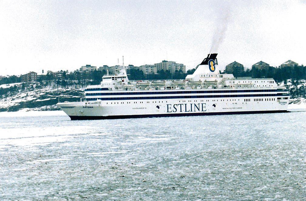 Natten mellan 27 och 28 september 1994 gick färjan m/s Estonia under i hårt väder på Östersjön, på väg från Tallinn till Stockholm. Fartygets bogvisir bröts loss i de fyra meter höga vågorna, vatten strömmade in på bildäck och fartyget sjönk inom en timme. 852 människor omkom, endast 138 kunde räddas. 