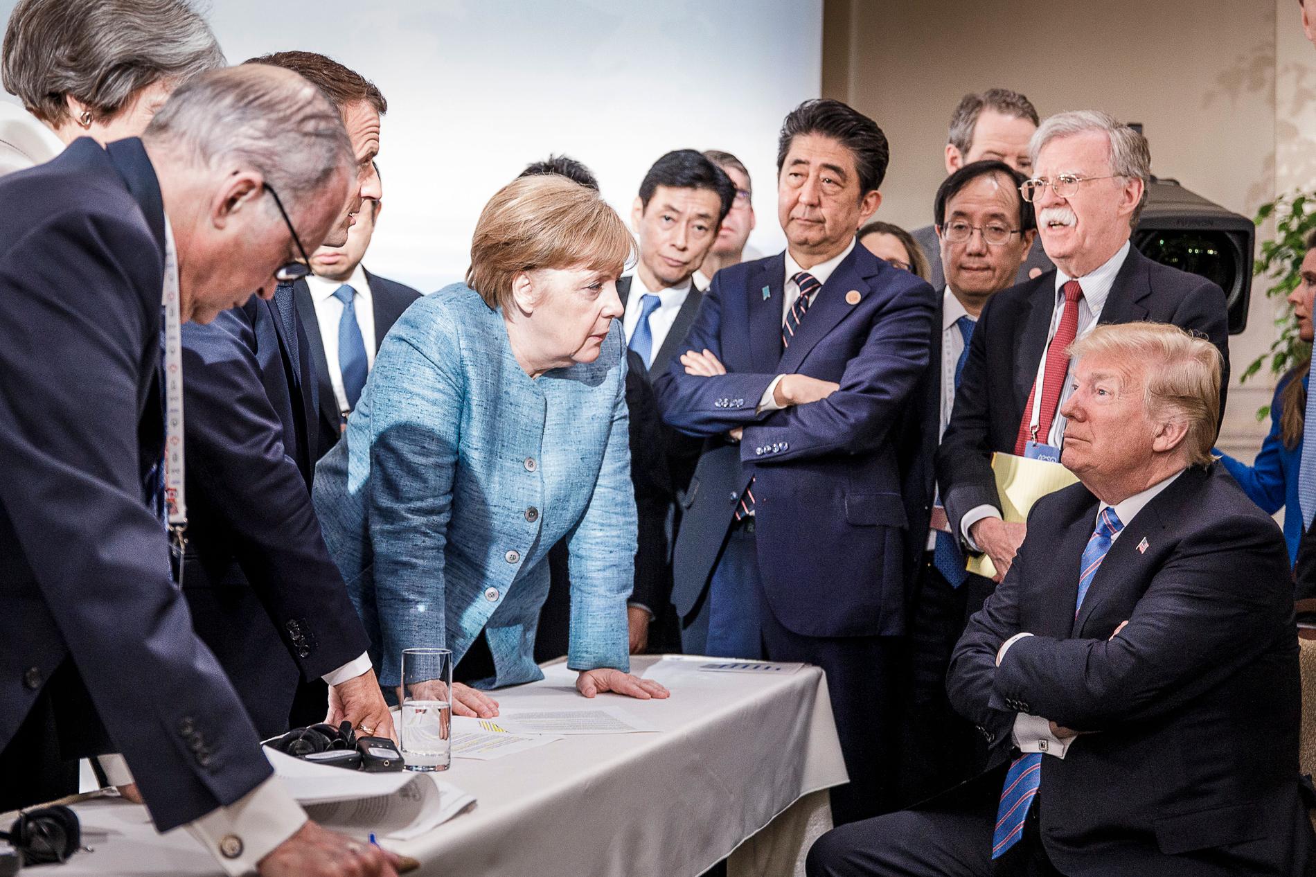 Bilden från G7-mötet har redan blivit en klassiker.