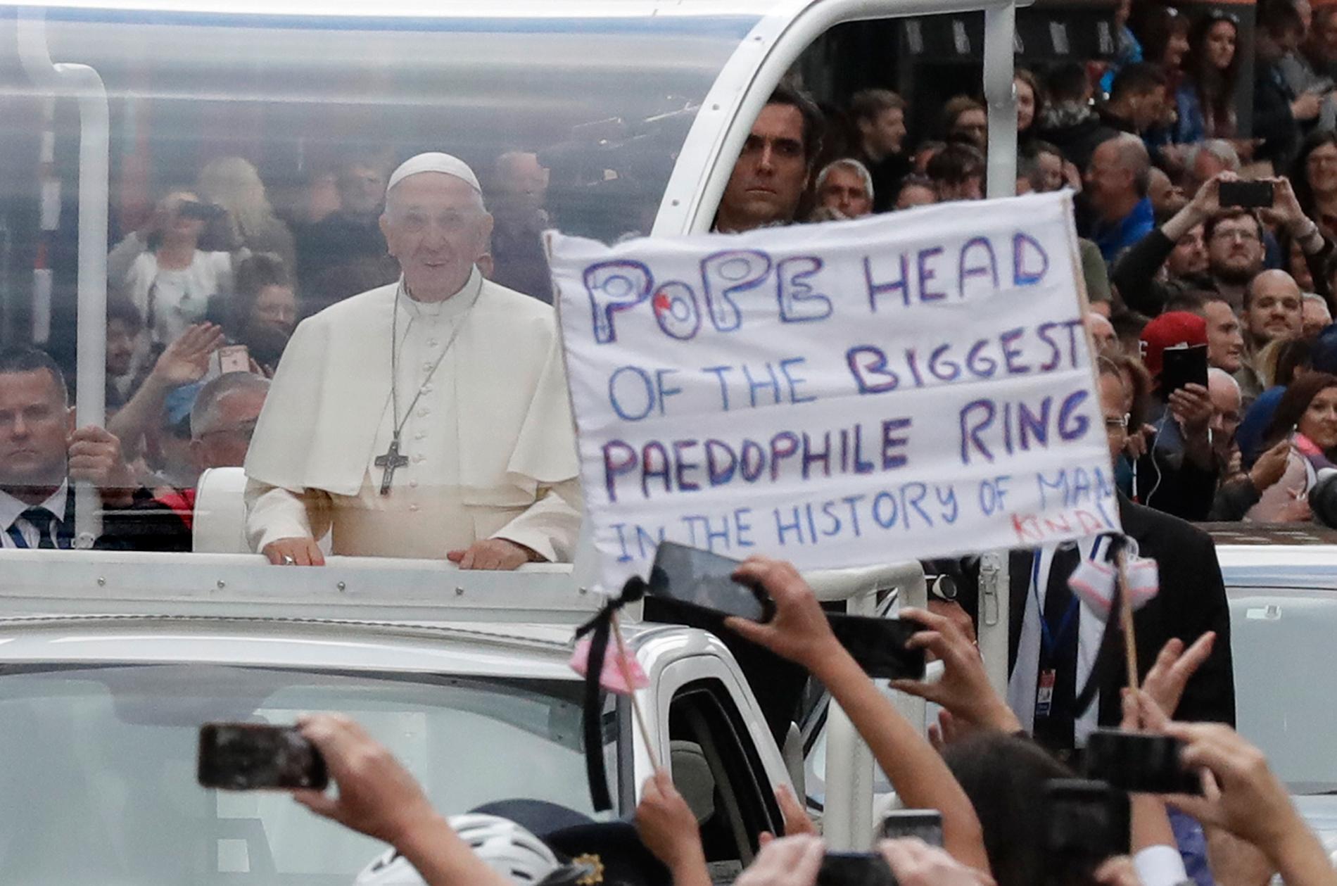 Påve Franciskus möttes på lördagen av folkmassor i Irland.