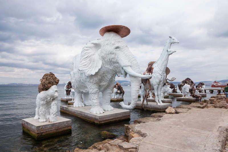 TROTSKISM Adrián Villar Rojas skulpturer ”The most beautiful of all mothers” i vattnet nedanför Lev Trotskijs villa utanför Istanbul.