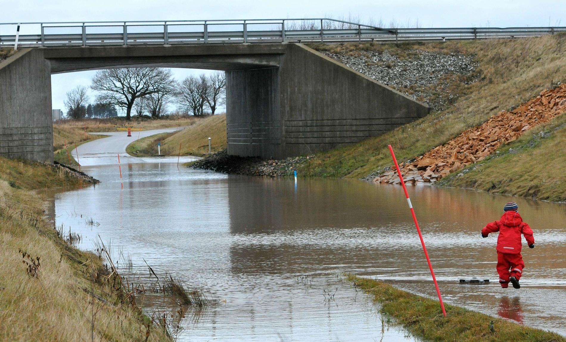 Runt om i landet bygger kommuner skyddsvallar och annat för att förhindra översvämningar, vilket kostar enormt stora belopp. På bilden översvämning vid Hurva i Skåne. Arkivbild