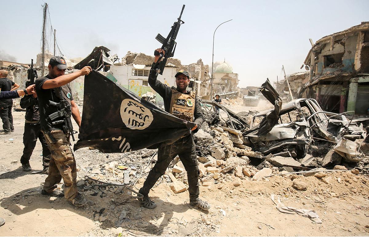 Soldater från Iraks antiterrorstyrka med en IS-flagga. 