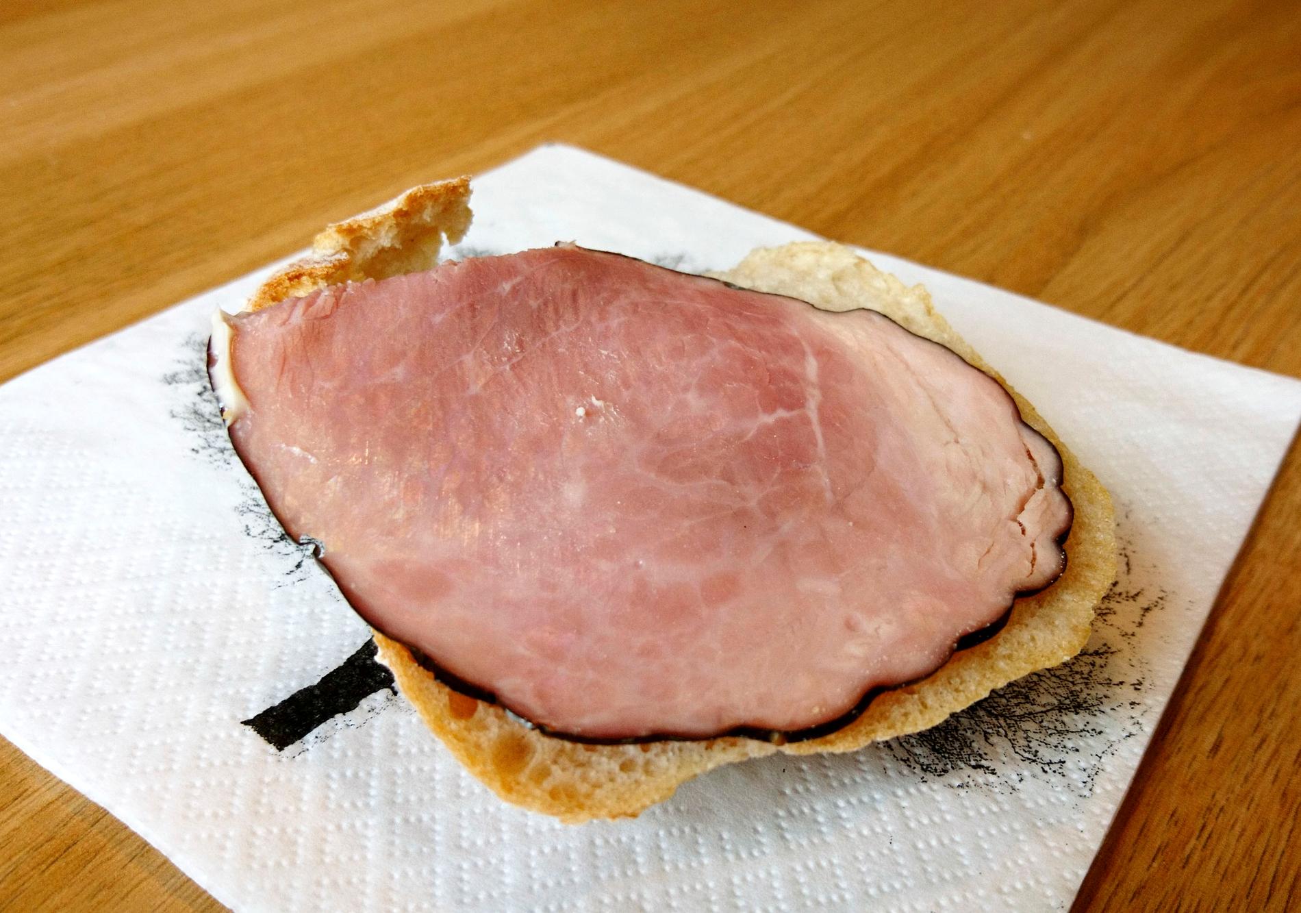 Kasta inte resterna av skinkmackan i naturen – svinpest kan nämligen spridas av livsmedel som innehåller kött från gris. Arkivbild.