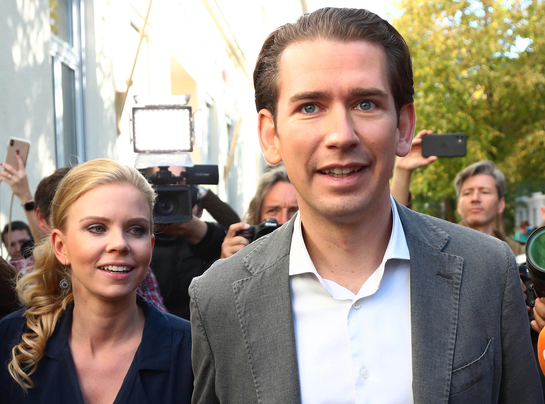 Sebastian Kurz och hans flickvän Susanne Thier efter att ha röstat i Wien.
