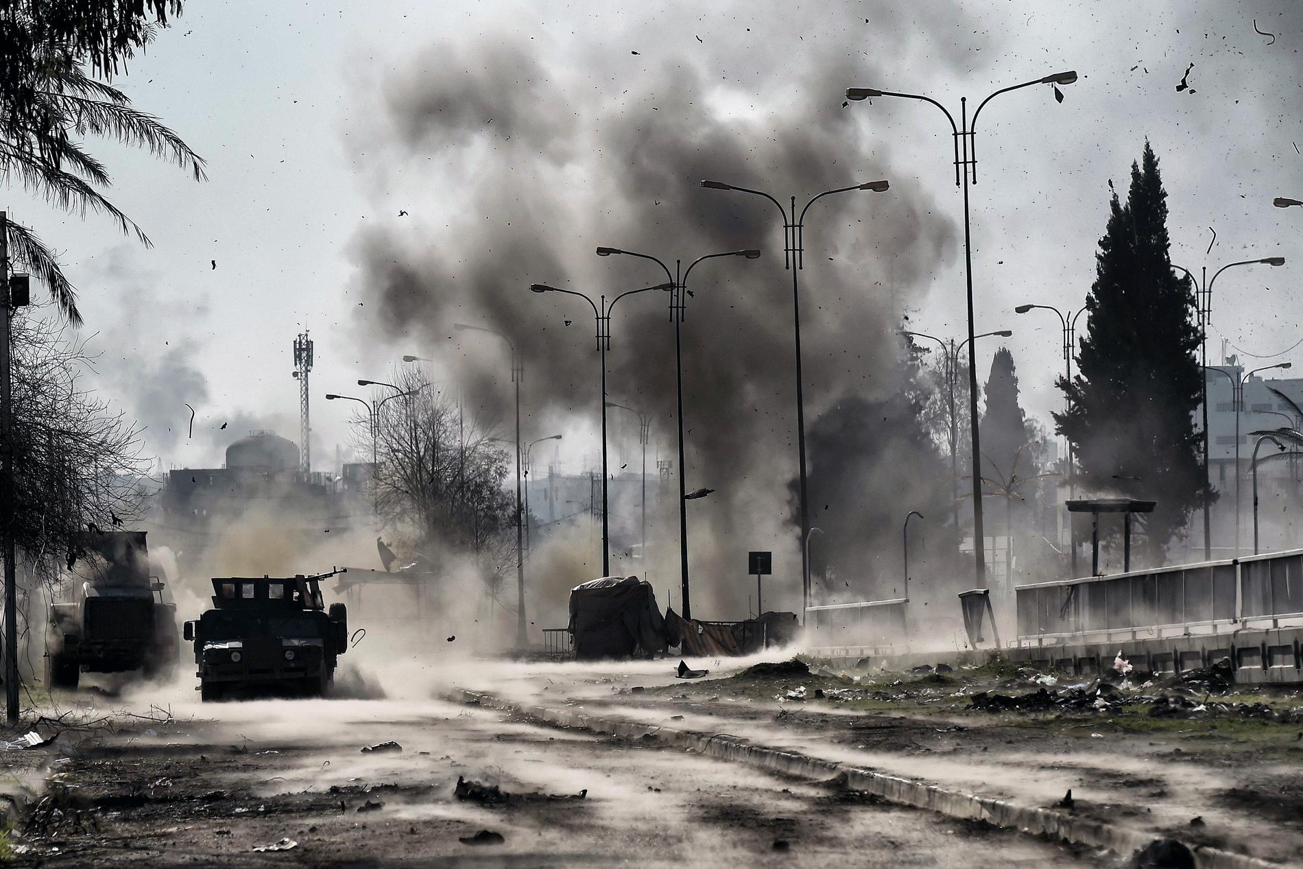 Rök syns efter en bilbomb i samband med striderna mellan Irakiska styrkor och IS i Mosul.