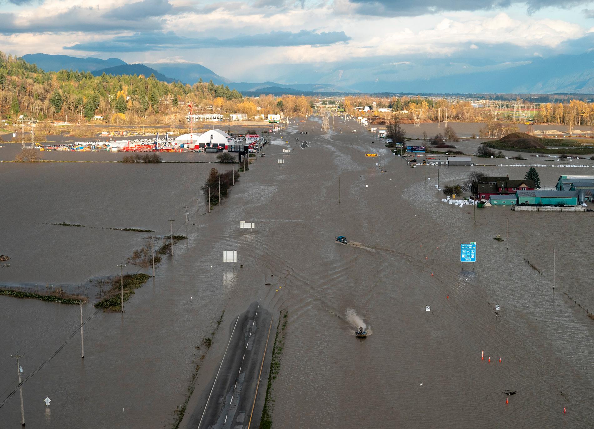 Båtar åker längs den översvämmade motorvägen Highway 1 i staden Abbotsford, öster om Vancouver i British Columbia.