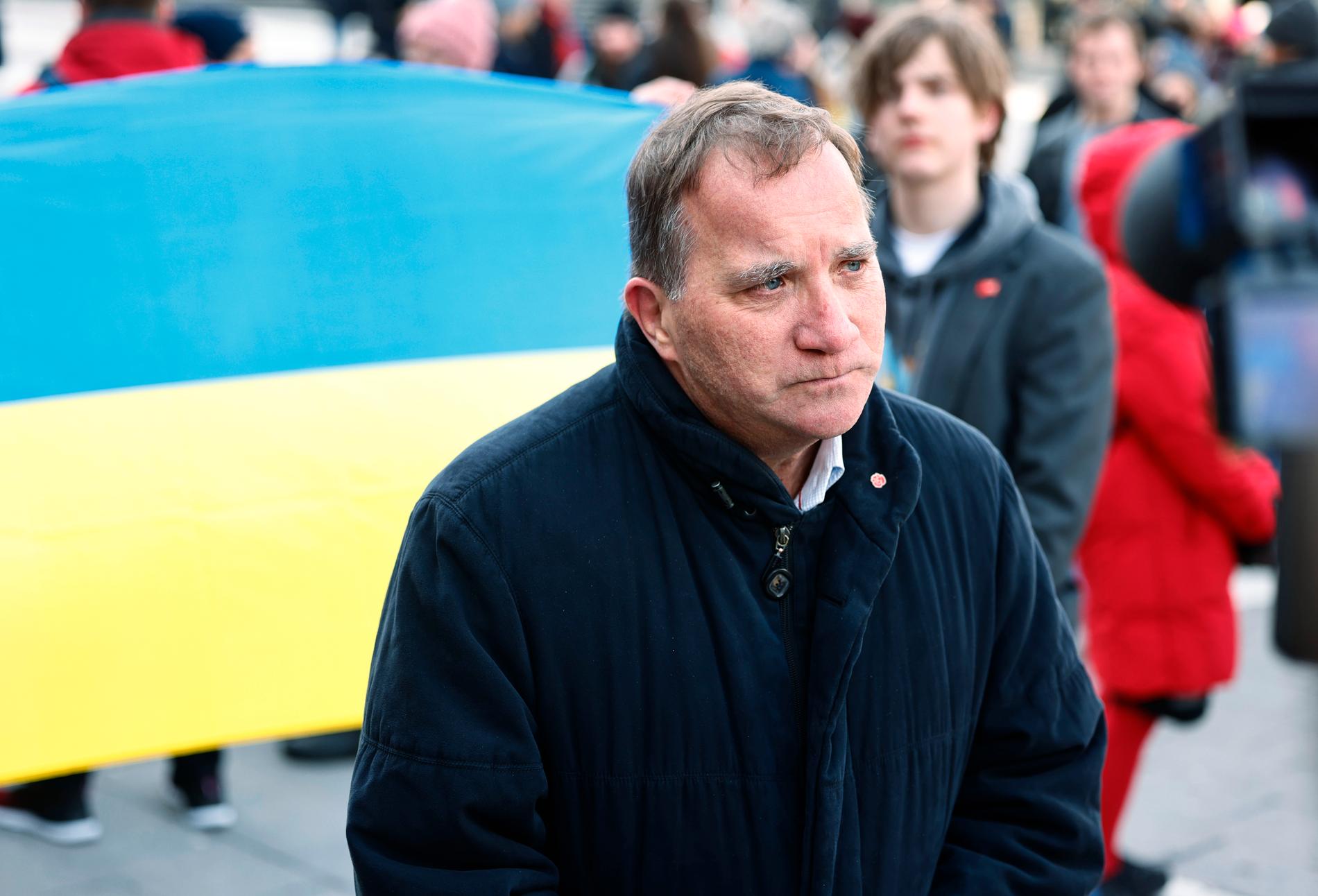 Stefan Löfven på en demonstration för Ukraina på Sergels torg i Stockholm.