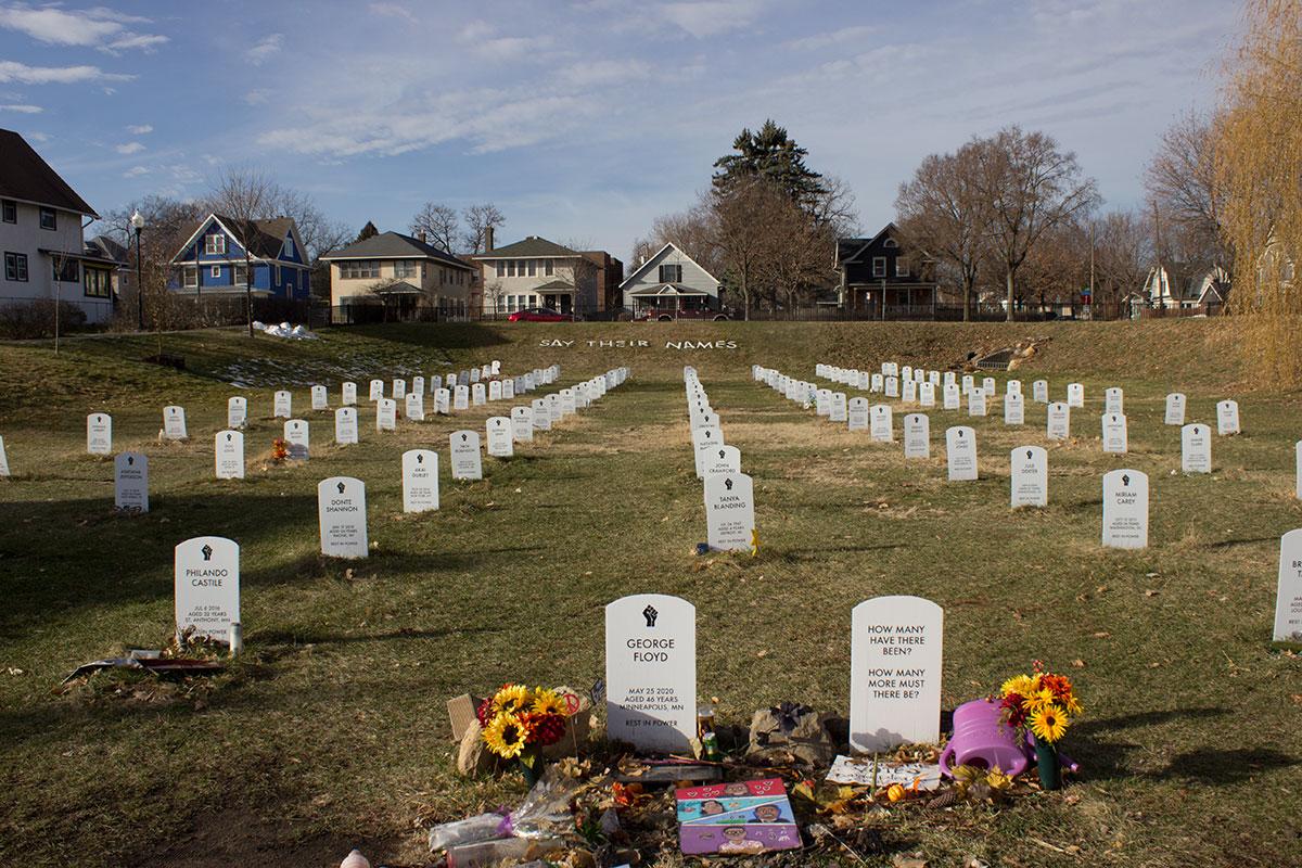 En konstinstallation med gravstenar för svarta som dött vid brutala polisingripanden.