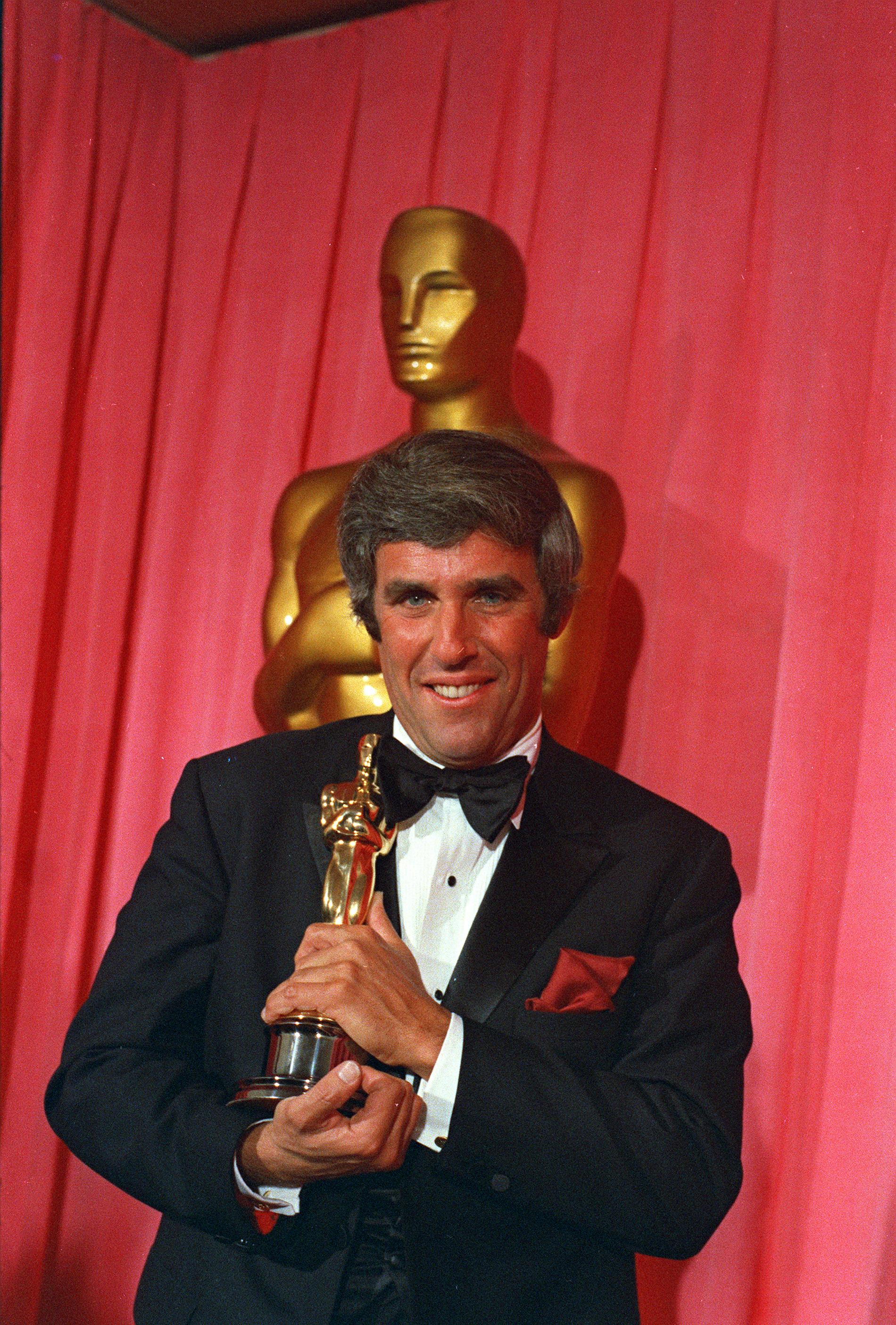  Burt Bacharach tar emot en Oscar 1970. 