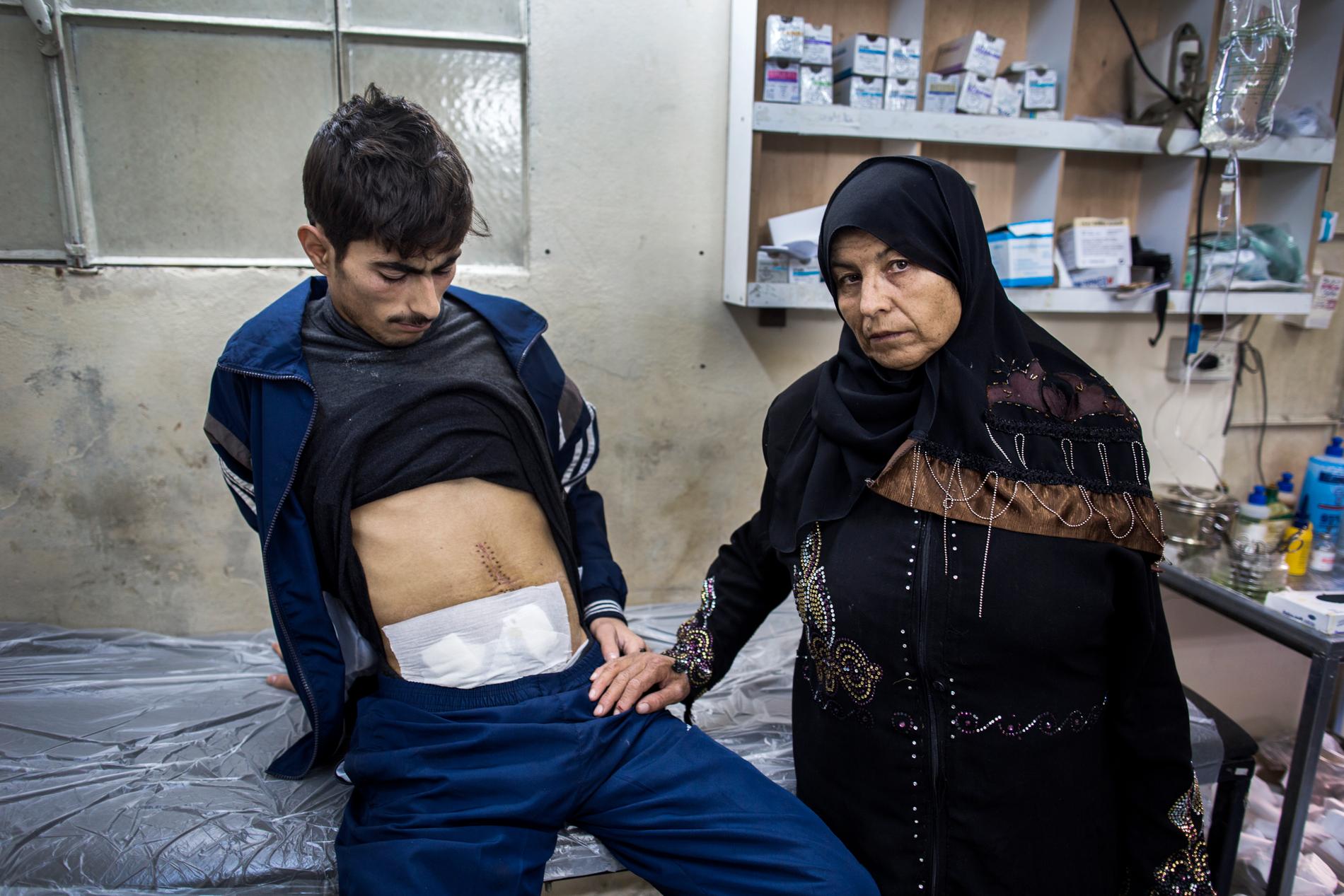 Im Hammad är frånskild och lever på hjälp från sin familj och sju barn. Sonen Muhammad, 16 år, slogs mot regimen men fick tre kulor i magen. En dag var han var hemma när huset rasade samman, då revs hans tidigare sår upp så nu måste de sy ihop det igen. Sjukhuset är ett hemligt fält sjukhus.