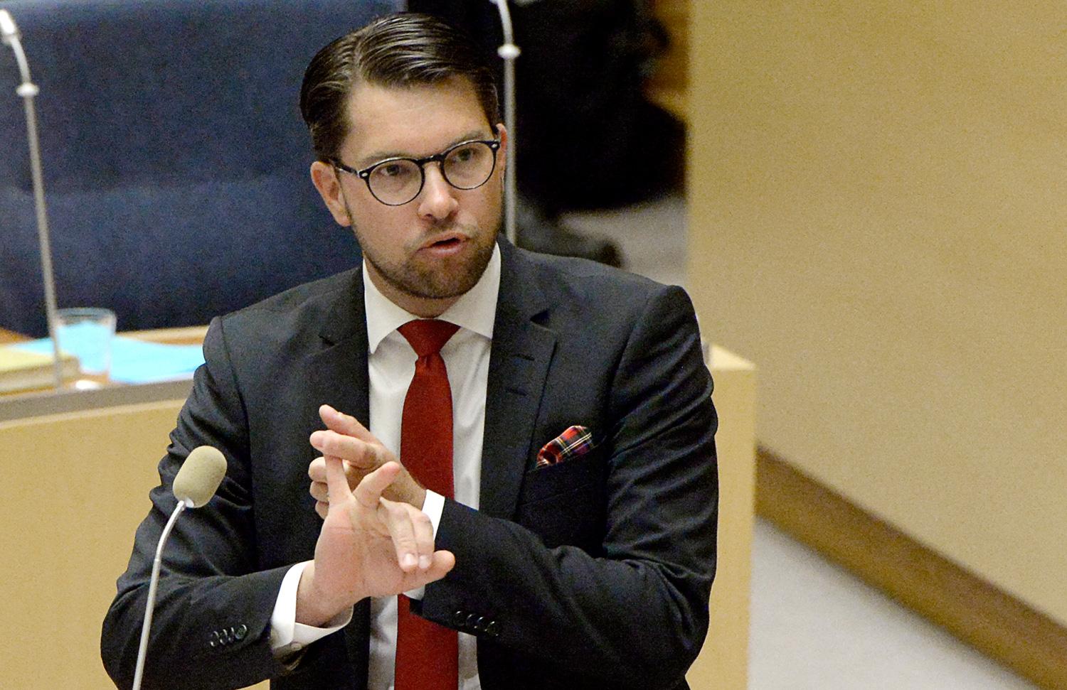 SD-ledaren Jimmie Åkesson fördömer brandattackerna mot flyktingboenden.