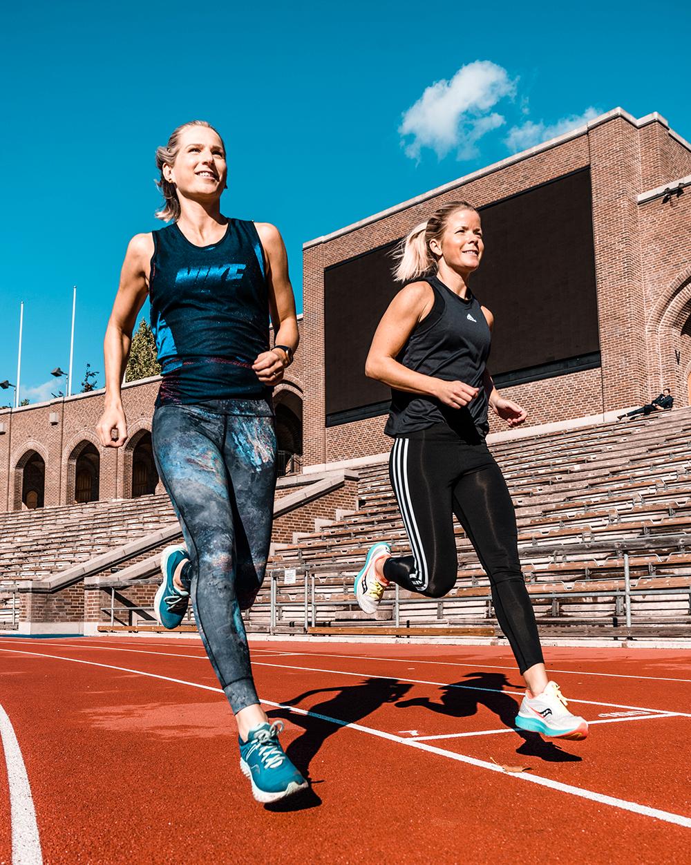 Sara Wiss och Josefine Swärm är båda löpcoacher och peppar dig genom träningspassen i podden ”Spring så snackar vi”.