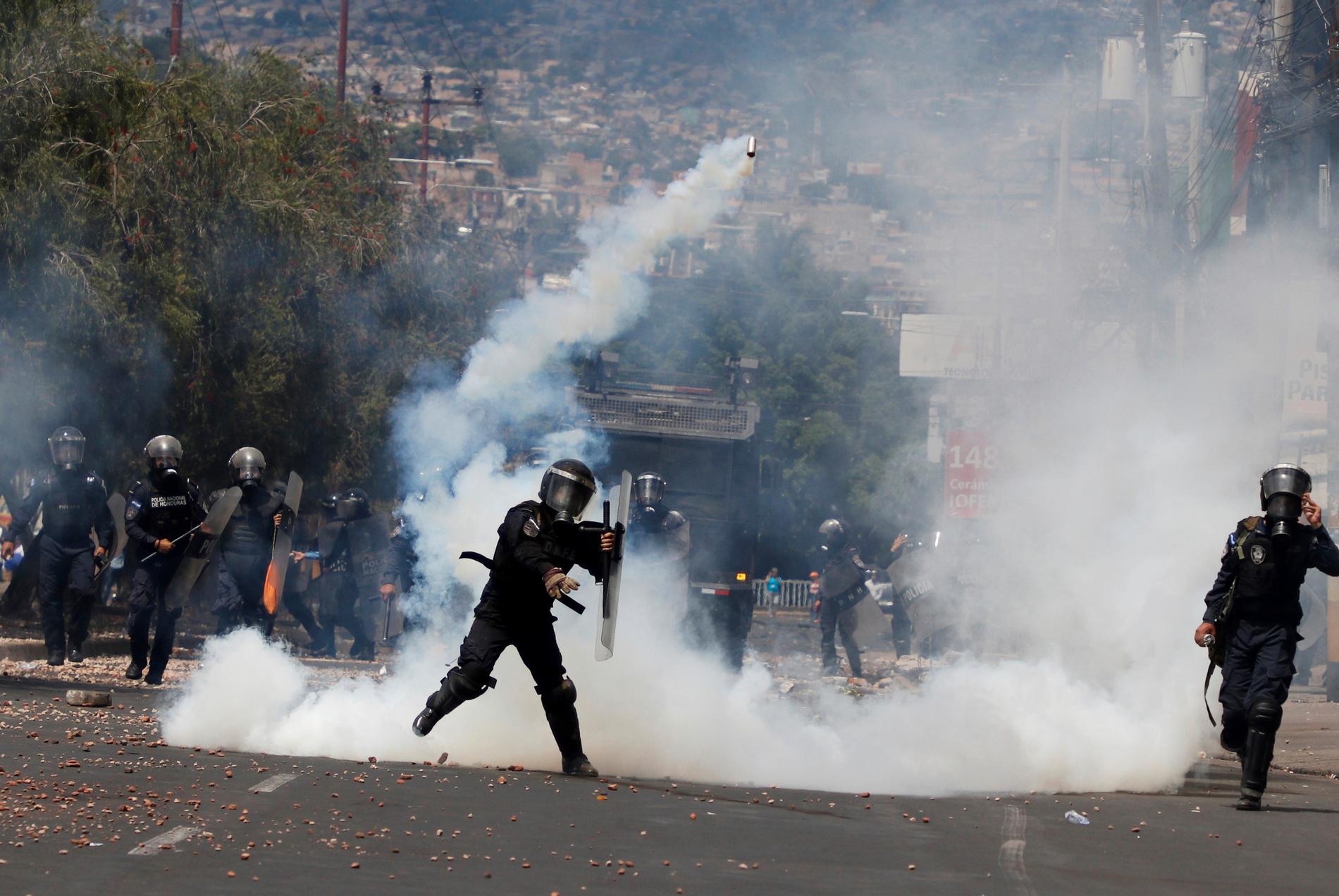 Poliser kastar tårgasgranater mot demonstranter under en tidigare protest mot president Juan Orlando Hernández i Tegucigalpa den 15 september. Arkivbild.