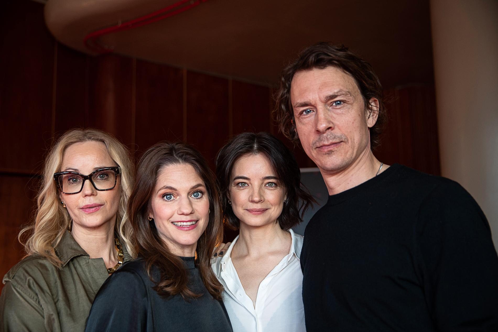 Sofia Helin, Rakel Wärmländer, Louise Peterhoff och Oscar Töringe skådespelar i serien ”Limbo”.