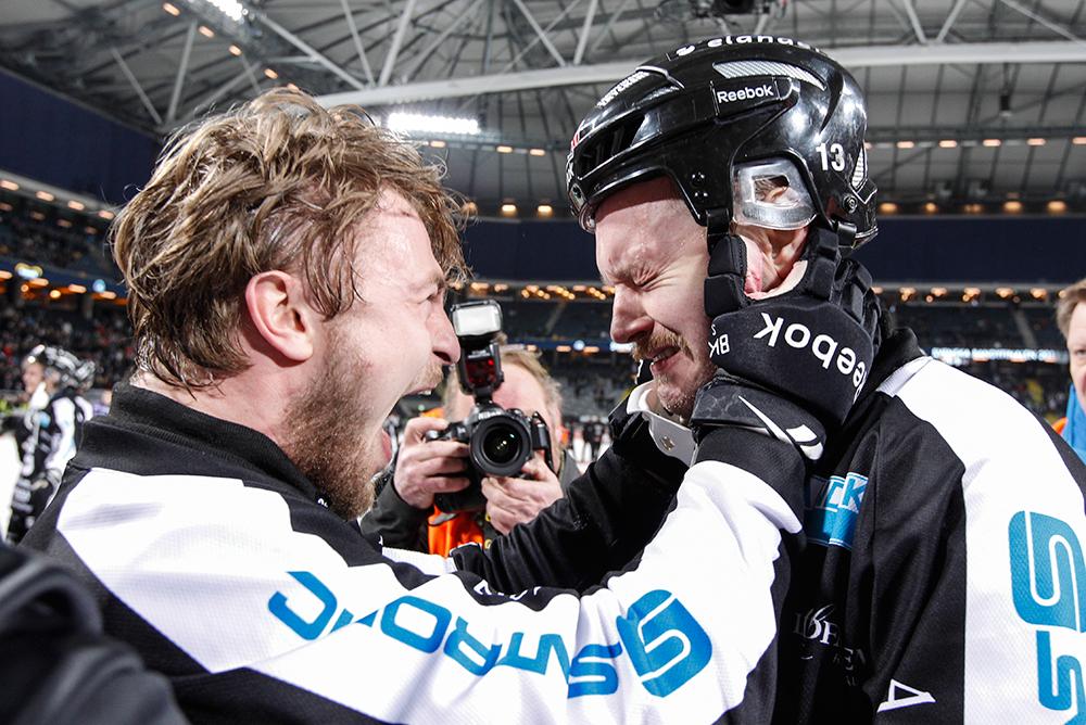 Sandvikens Magnus Muhrén i tårar efter segern i SM-finalen i bandy 2014.