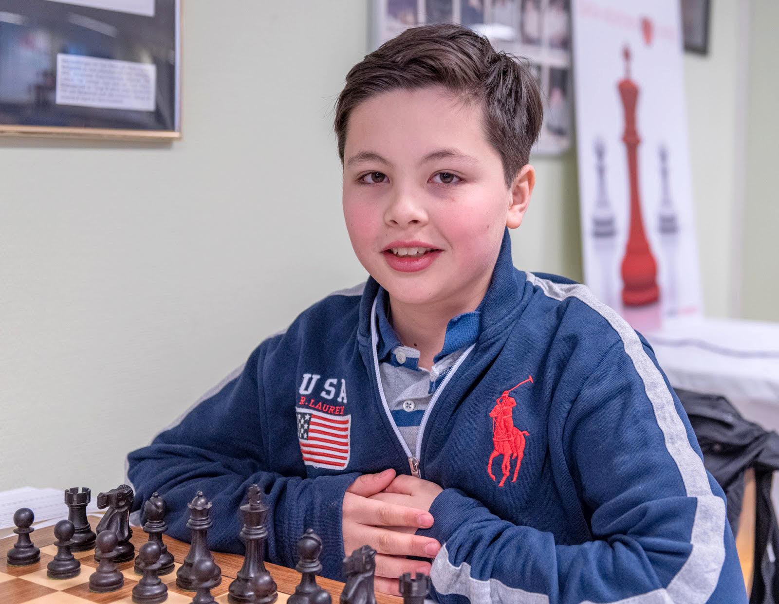 Edvin Trost, 14 år, överraskade och vann schack-SM i det supersnabba spelet bulletschack. För att bli bra tränar han mycket på hemsidor för bulletschack.