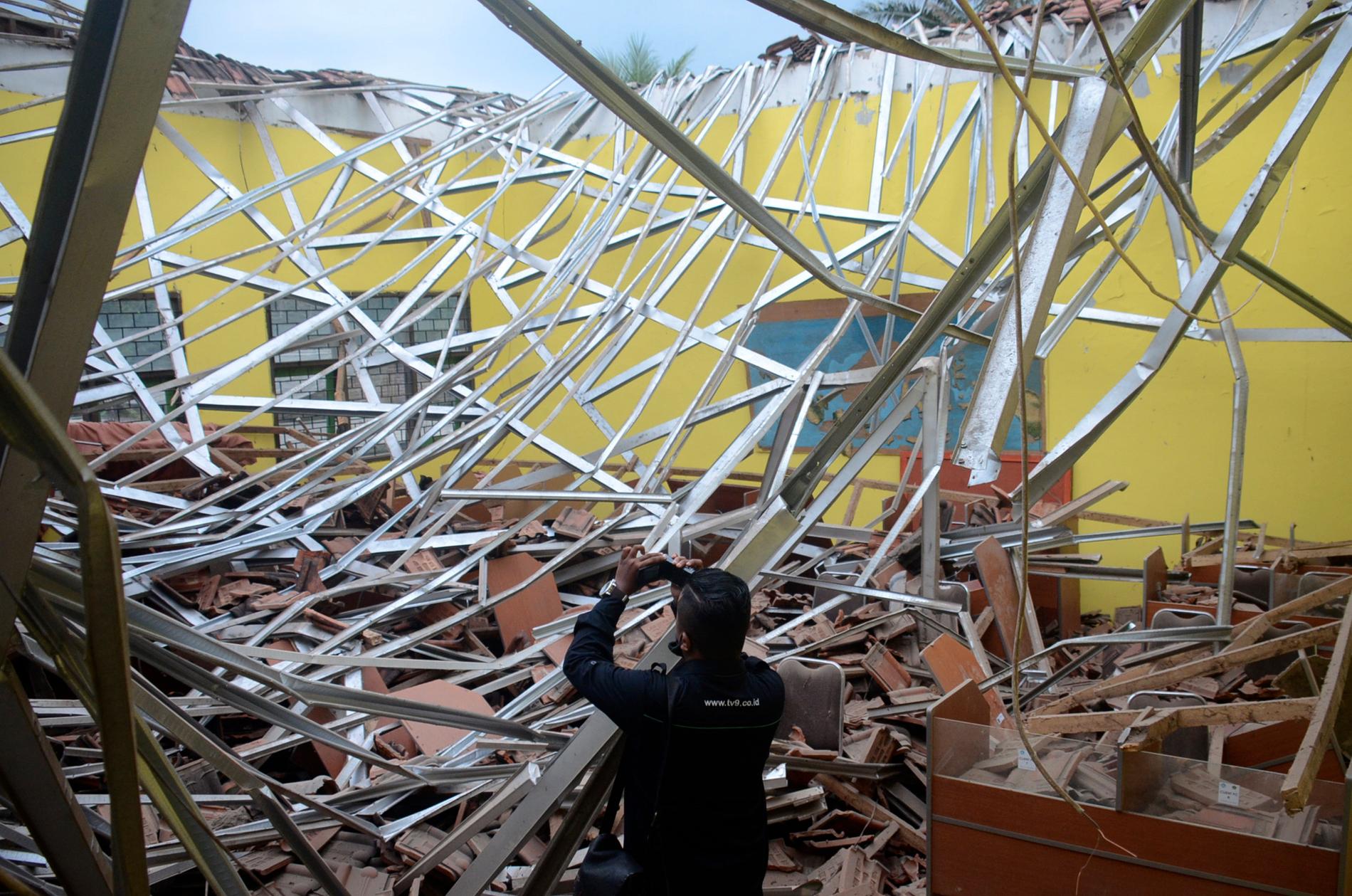En jordbävning har skakat Indonesien. Här syns hur taket ovanför ett klassrum har rasat i staden Malang.