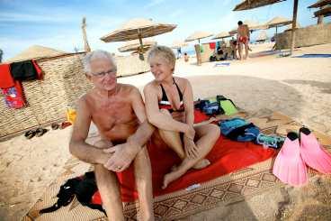 Robert och Doris Levin från Huddinge på en dagsutflykt till stranden i Sharm el-Naga, strax söder om Hurghada