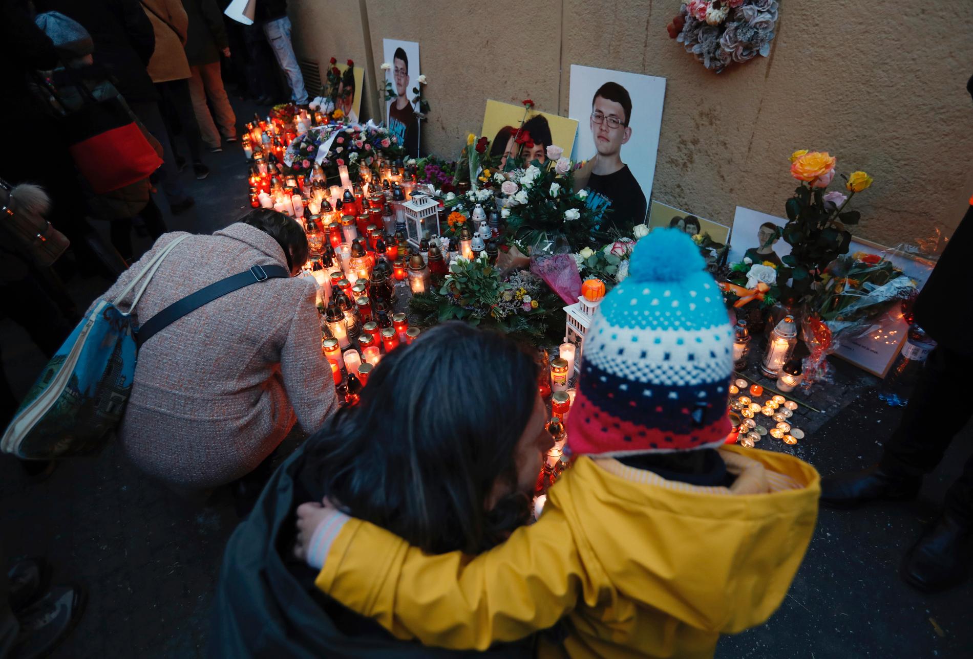 Sörjande tänder ljus för att hedra årsdagen av morden på Jan Kuciak och Martina Kusnirova. Arkivbild.