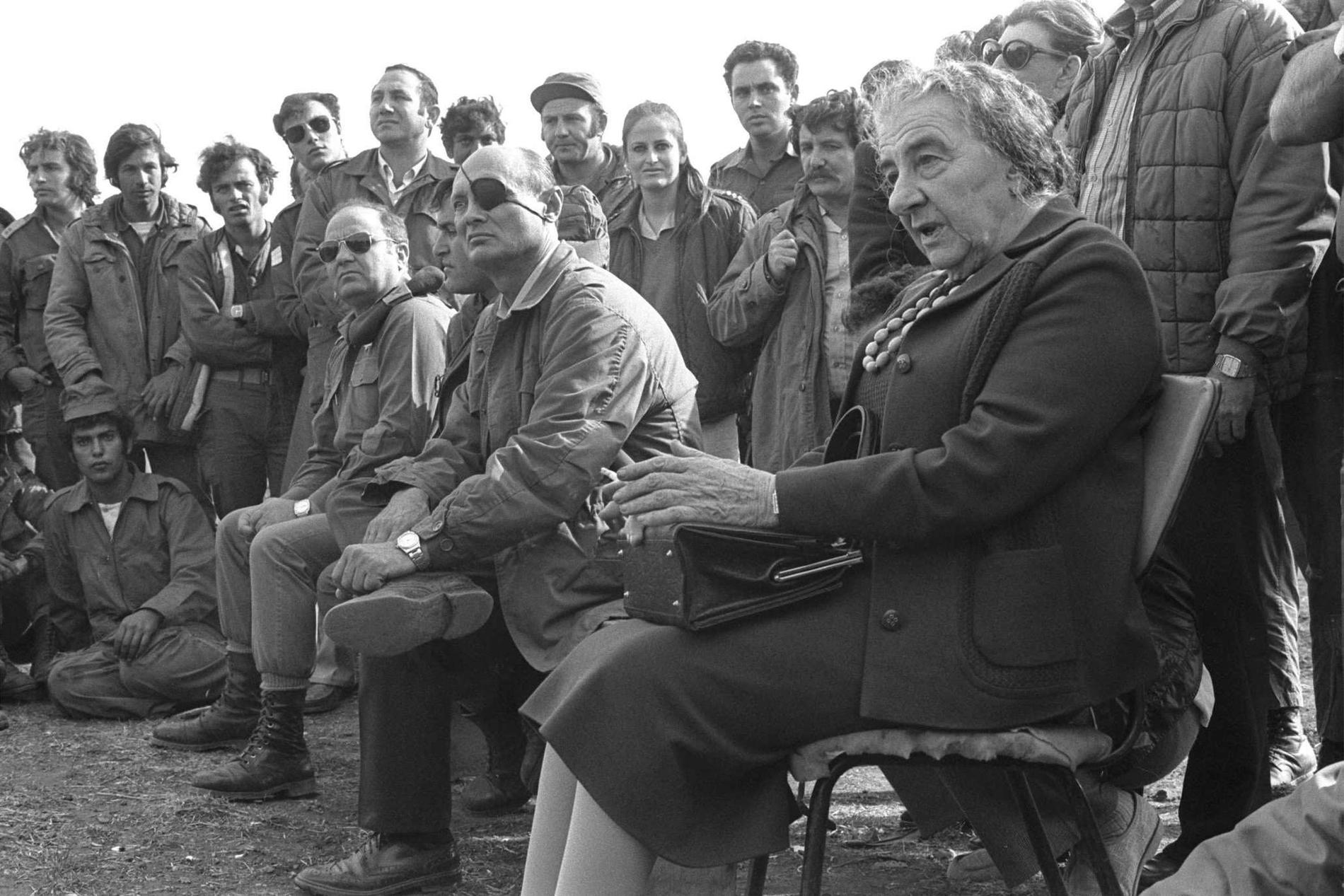 Golda Meir möter trupperna 1973.