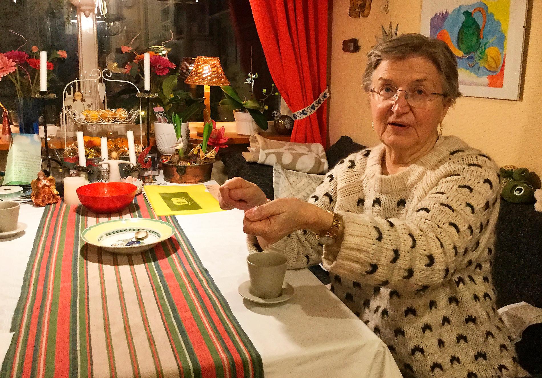 Med döttrarna utflyttade är huset i Bergsjön i nordöstra Göteborg för stort för att Gisela Grahm, 75, att bo i ensam. Men trots att hon skulle göra en hygglig vinst om hon sålde det skulle hon inte ha råd. Orsaken är att hennes pension är för liten för att banken skulle ge henne något lån. ”De 1,2 miljoner som blir kvar efter reavinstskatten räcker inte till någon lägenhet i Göteborg”, säger Gisela Grahm.