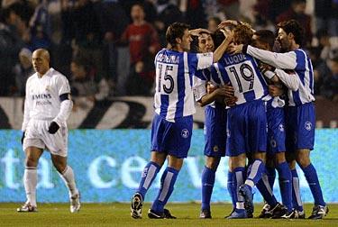 Madrid-depp. Efter Barcelonas 1–1 mot jumbon Numancia hade Real Marid ett jätteläge att minska avståndet i tabelltoppen från sju till fem poäng – men bota mot Deportivo La Coruna förlorade Real med 0–2. Samtidigt tvingades Roberto Carlos (bilden) att utstå rasistiska påhopp.
